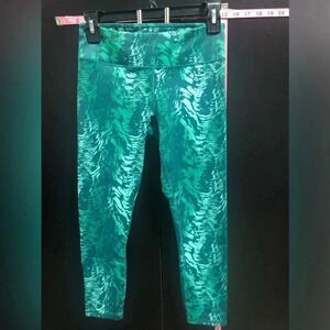 Fabletics Crop mid waist athletic leggings, key pocket, Green swirl